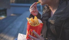 外国麦当劳吃瓜女