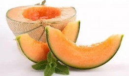 老外吃哈密瓜水果,老外品尝哈密瓜的甜蜜体验