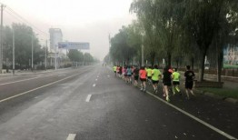 吃瓜跑步的视频,趣味健身两不误