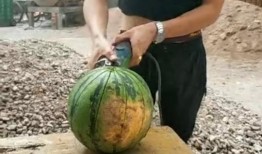 工地吃瓜照片,揭秘建筑工人的休闲时光