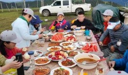 新疆牧民吃瓜,共享瓜田乐趣