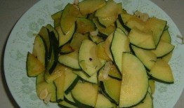 梦见菜园里吃瓜,菜园瓜香，味蕾之旅