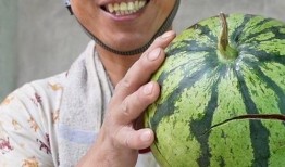 工地吃瓜照片,揭秘建筑工人的休闲时光