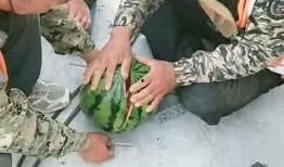 工地吃瓜照片,揭秘建筑工人的休闲时光