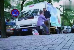 男生蹲在路边吃瓜,男生蹲路边，瓜香四溢引人驻足