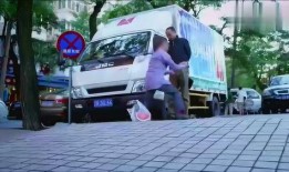 男生蹲在路边吃瓜,男生蹲路边，瓜香四溢引人驻足