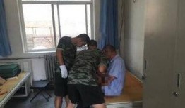 路边吃瓜群众图片,围观群众共享“吃瓜”乐趣