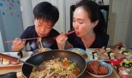 母子炸裂吃瓜,一场温馨又爆笑的家庭盛宴