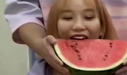 情侣吃瓜,情侣甜蜜吃瓜瞬间