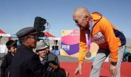 吃瓜跑步的视频,趣味健身两不误