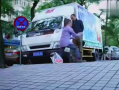男生蹲在路边吃瓜,男生蹲路边，瓜香四溢引人驻足
