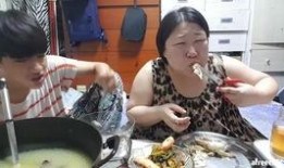 母子炸裂吃瓜,一场温馨又爆笑的家庭盛宴