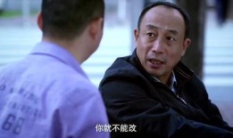 男生蹲在路边吃瓜,男生蹲路边，瓜香四溢引人驻足