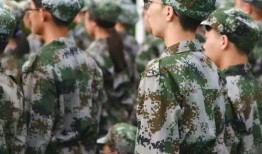 军训吃瓜图片欣赏