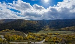 新疆牧民吃瓜,共享瓜田乐趣