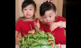双胞胎吃瓜大赛