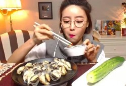 阿姨吃大瓜,品味生活甜蜜滋味