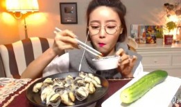 阿姨吃大瓜,品味生活甜蜜滋味