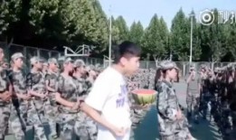 军训在线吃瓜,揭秘军营里的趣味瞬间