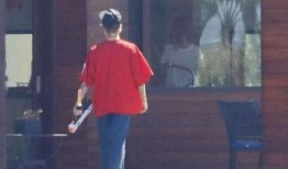 女友吃瓜被抱走