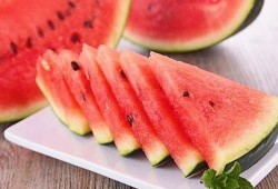 吃西瓜时也吃瓜种子好吗,吃西瓜时，瓜籽该不该吃？