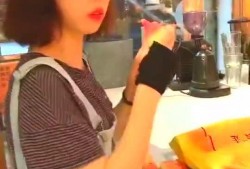 女友吃瓜被抱走