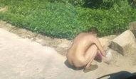 男生蹲在路边吃瓜,男生蹲路边，瓜香四溢引人驻足