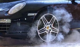 特斯拉排队吃瓜,揭秘新能源汽车热潮下的众生相