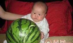 小孩哥吃瓜搞笑