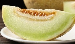 小伙吃蜜瓜视频,小伙挑战大块头，甜蜜滋味尽收眼底