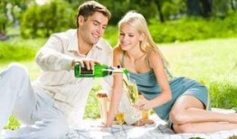 吃瓜情侣草地,吃瓜情侣的浪漫时光