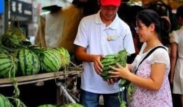 大妈卖瓜吃瓜搞笑,欢乐搞笑一箩筐