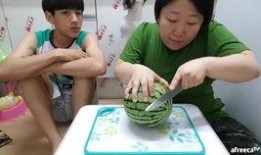 母子炸裂吃瓜,一场温馨又爆笑的家庭盛宴