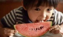 情侣之间吃瓜干啥,情侣间的甜蜜小憩时光