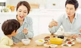 父母在家请人吃瓜,父母家中欢聚一堂的温馨时刻