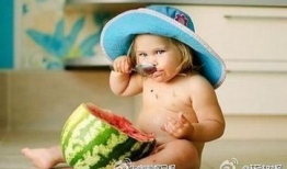 吃瓜美女喝奶茶,美女吃瓜，共享悠闲时光