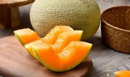 老外吃哈密瓜水果,老外品尝哈密瓜的甜蜜体验