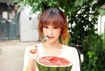 女生喜欢看吃瓜吗,吃瓜成风，娱乐至上的时代